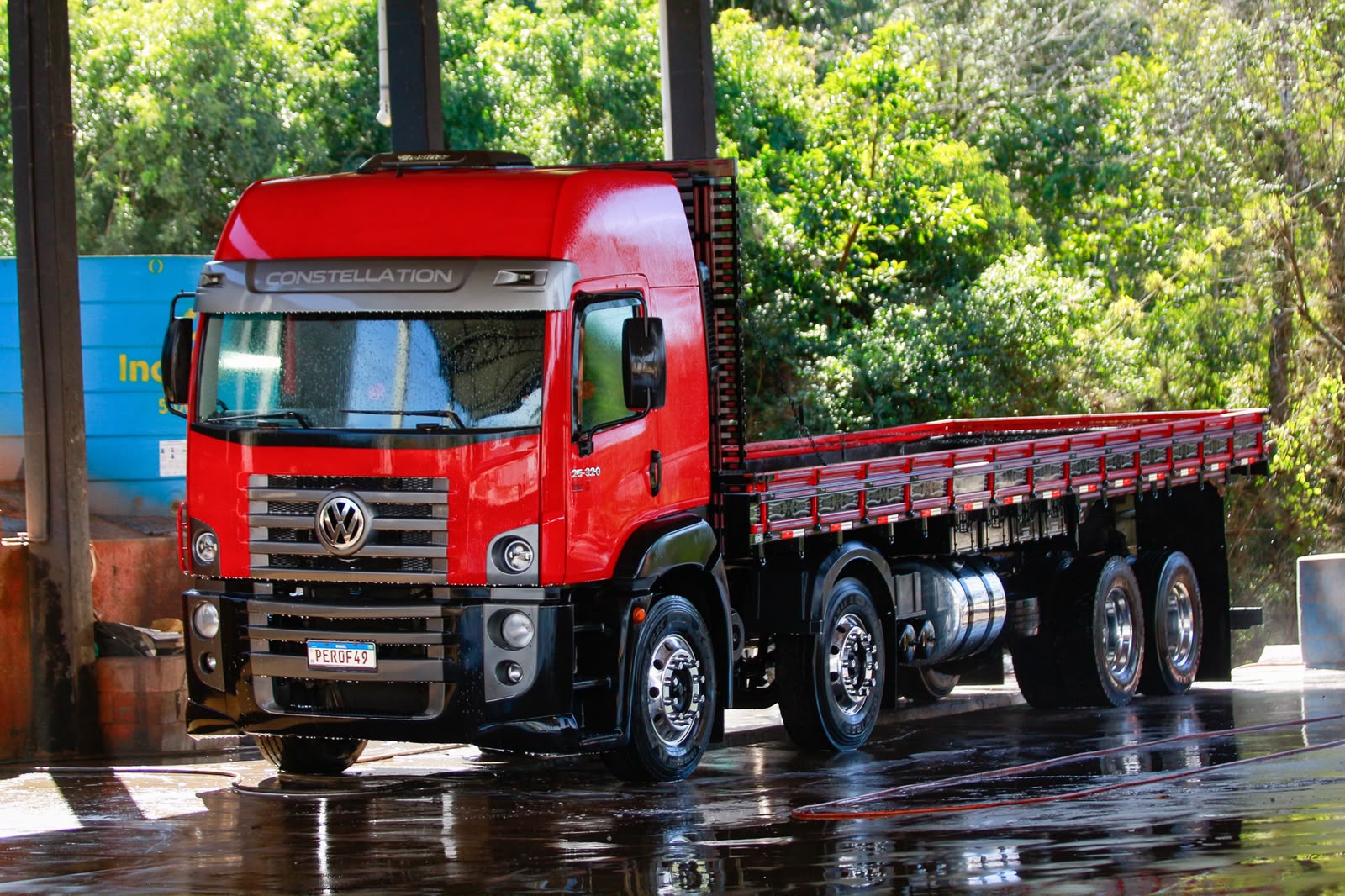 Volkswagen Constellation 25-320 vermelho, prêmio principal da ação